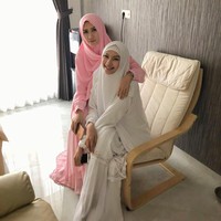 Hari itu ia tampil cantik mengenakan dress dan khimar berwarna putih. Khimarnya tampak unik dengan potongan seperti cape dan detail payet bernuansa pastel. Foto: Instagram/Kalinaoctaranny