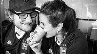 Duh, minum secangkir kopi bersama sang tunangan, Cherry Seaborn aja ekspresi Ed Sheeran sangat bahagia. Lihat aja tatapan matanya. Foto: Instagram teddysphotos