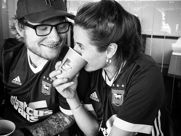 Begini Gaya Ed Sheeran Masak Pizza dan Ngopi Bareng Tunangan