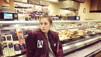 Dibalik tampilannya yang unik, ternyata begini pose Lady Gaga jika berkunjung ke toko roti tanpa make up dan pakaian fashionable-nya. Foto: Instagram @ladygaga