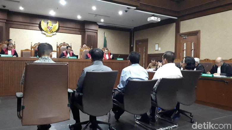 Saksi Ini Kembalikan SGD 1.700 ke KPK Terkait e-KTP Saksi Ini Kembalikan SGD 1.700 ke KPK Terkait e-KTP