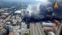 Ledakan besar muncul setelah sebuah truk tanker bertabrakan dengan sebuah truk besar di jalanan dekat Bandara Bologna, Italia pada Senin (6/8) waktu setempat. Foto: Italian Firefighters Press Office/Handout via REUTERS