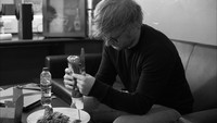 Wah, ternyata pelantun lagu Shape of You itu penggemar saus tomat. Ia menuangkan saus tomat pada sajian ayam dan kacang polongnya. Foto: Instagram teddysphotos