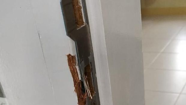 Penampakan pintu rumah warga yang dirusak