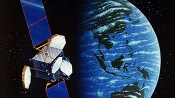 Satelit Palapa-C1 dibuat oleh perusahaan yang sama dengan dua generasi sebelumnya, yaitu Hughes Aircraft Company. Satelit yang dioperasikan oleh Satelindo (sekarang Indosat) ini diluncurkan pada 31 Januari 1996 dan mengorbit hingga tahun 1999. (Foto: Space Techno Information) 