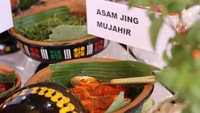 Beragam makanan dari 22 kabupaten/kota tampil melalui pameran khas tradisional. Setiap daerah wajib menyediakan satu makanan khas untuk dibagikan secara gratis. (Agus Setyadi/detikTravel)