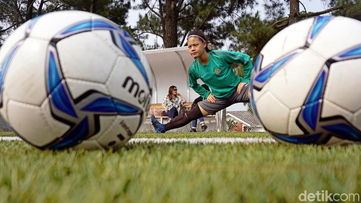 Dhanielle Daphne berlatih bersama Timnas sepakbola putri. (Rachman Haryanto/detikSport)