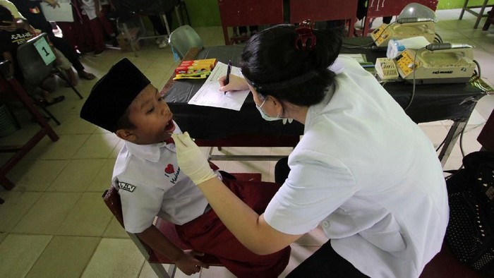 Siswa tengah diperiksa gigi dalam rangkaian kegiatan Formula Untuk Indonesia di Mts Negeri 1, Batam, Kepri, Selasa (7/8).