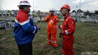 Direktur Utama Pertamina Hulu Indonesia Bambang Manumayoso dan Direktur Utama Pertamina Hulu Sanga Sanga Andi Wisnu mendapat penjelasan dari Vice President Vico Indonesia Ateng Surahman tentang Blok Sanga-Sanga.