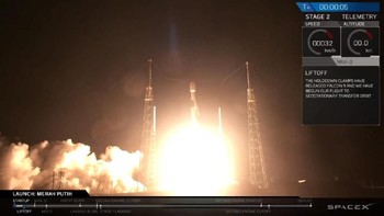 Asap tebal langsung keluar beberapa detik setelah lepas landas. Foto: YouTube/SpaceX