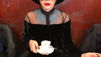 Penyanyi berusia 32 tahun ini tampil cantik dan menawan dalam balutan hitam, ketika bersantai fi sebuah kafe. Foto: Instagram @ladygaga