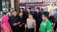 Motif pembunuhan adalah perampokan. Hartoyo mengatakan pelaku berjumlah tiga orang. Mereka naik dari Terminal Cakung mau menuju ke Pasar Cakung. Namun di pertengahan jalan, pelaku justru meminta Alex mengantar ke Subang. Dalam perjalanan itulah, Alex dieksekusi. Alex dicekik lalu dipukul hingga mengakibatkan Alex tewas. Alex yang sudah tak bernyawa, lantas mayatnya dibuang ke kawasan Perhutani di Sumedang.