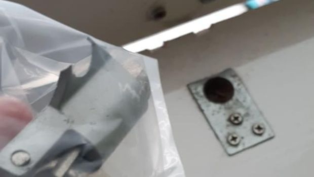 Engsel jendela dibobol pelaku