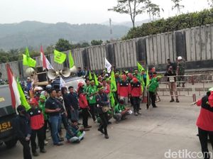 Ratusan Buruh Demo PT Semen Jawa di Sukabumi