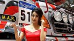 Senyuman Manis Para SPG Mobil Besar