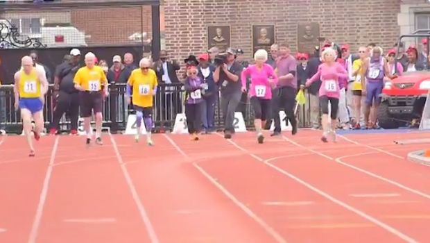 Pelari berusia 102 tahun memecahkan rekor dunia untuk lari 100 meter.