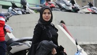 Anak keduanya bahkan menjerit ketakutan. Nikita pun memegangi anaknya agar tak terjatuh karena goncangan. Foto: Hanif Hawari/detikHOT