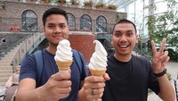 Bersama Asta, mereka tampak sangat menikmati es krim cone di genggaman masing-masing. Meski sudah dewasa, kalau posenya begini jadi tampak kayak anak-anak ya? Foto: instagram @rayiputra26
