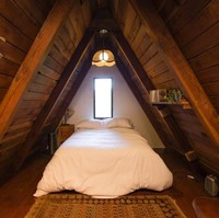 Kamar tidur nyaman yang muat untuk dua orang. Sang empunya rumah cukup pintar memanfaatkan lahan minim untuk digunakan sebagai ruangan yang fungsional. Foto: Dok. Airbnb