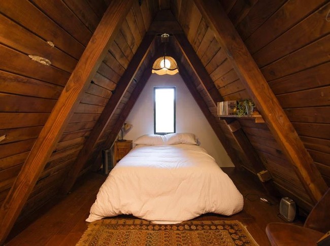 Kamar tidur nyaman yang muat untuk dua orang. Sang empunya rumah cukup pintar memanfaatkan lahan minim untuk digunakan sebagai ruangan yang fungsional. Foto: Dok. Airbnb