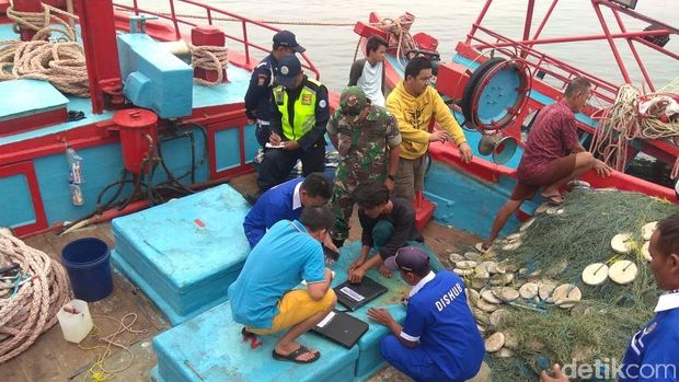 Kapal Nelayan Makmur Timur Karam di Teluk Jakarta