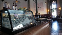 Ada juga tempat duduk bar, yang cocok untuk ngobrol bersama kerabat (Shinta/detikTravel)