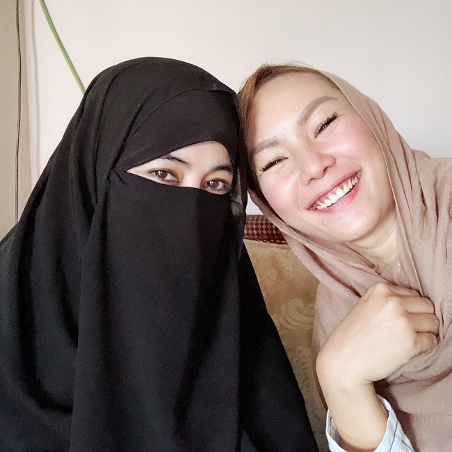 .Tak hanya saat pengajian, Kalina juga memakai hijab saat acara syukuran rumah barunya. Hari itu, Kalina kembali tampil cantik mengenakan pakaian syari. Foto: Instagram/Kalinaoctaranny
