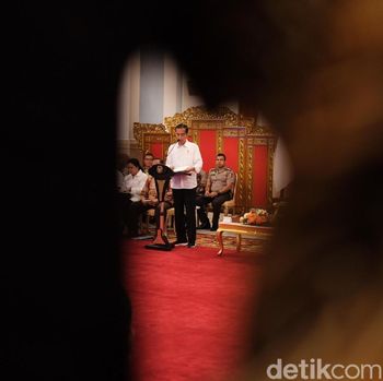 Jokowi pimpin rapat pakai sneakers. 