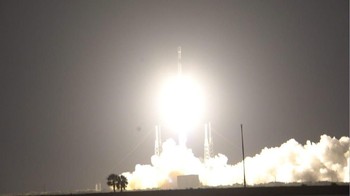 Dari tempat peluncurannya langsung, tampak cahaya dan asap roket berwarna lebih terang. Foto: Iswahyudi