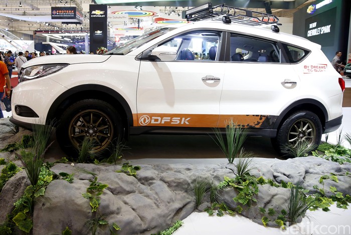 Produsen mobil China DFSK ikut meramaikan GIIAS 2018. Glory 580 digang menjadi penantang Honda CRV.