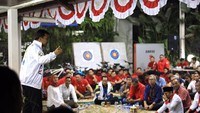 Suasana Senin malam begitu cair, Menpora dan para atlet Asian Games kompak memeriahkan suasana yang sangat sederhana ini. Tanpa alas kaki mereka bersenandung dengan riang gembira bersama. Pool/Kemenpora.
