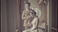Sang fotografer pun tak kehabisan akal. Dengan sedikit trik, penampakan kaki Baim yang hanya memakai sendal pun sama sekali tak terlihat. Foto: Instagram Darwis Triadi