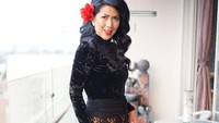 Mengenakan dres hitam panjang ia tampak cantik saat hari ulang tahunnya. Foto: Dok. Instagram/vennamelindareal