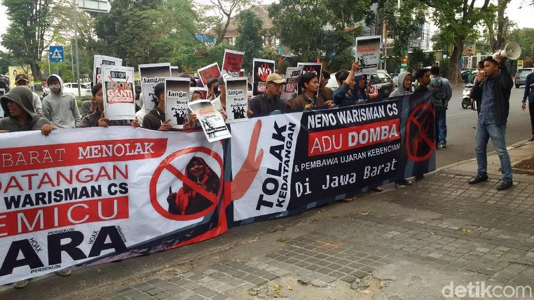 Tolak Deklarasi #2019gantipresiden, Massa Gelar Aksi di Pusdai Tolak Deklarasi #2019gantipresiden, Massa Gelar Aksi di Pusdai