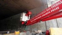 Proses perbaikan lampu di underpass Tanah Abang ini menggunakan crane untuk membantu para pekerja mencapai posisi lampu.
