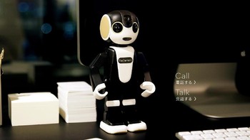 RoBoHoN adalah robot buatan Sharp yang dapat digunakan sebagai smartphone. Selain fungsi dasar untuk berinteraksi, robot ini juga dilengkapi proyektor untuk menampilkan gambar atau film di permukaan apapun. (Foto: Robohon)