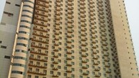 Hotel Ramada Ajyad. Hotel bintang lima ini berada sangat dekat dengan Masjidil Haram. Namun karena lokasinya yang berdekatan itu, hotel dengan 1.800 kamar ini masuk dalam zona yang terkena penggusuran perluasan terbaru Masjidil Haram. Sudah 4 tahun hotel ini tak aktif.