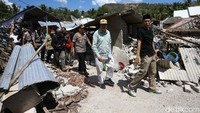 Founder Tahir Foundation, Dato Sri Tahir bersama Gubernur NTB TGH Zainul Majdi atau Tuan Guru Bajang (TGB), dan Kapolda NTB, Brigjen Rachmat Juri meninjau langsung kondisi salah satu dusun yang mengalami kerusakan parah di Kabupaten Lombok Utara, Selasa (7/8).