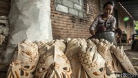Setelah topeng kayu selesai diukir dan dibentuk, seorang perajin lainnya akan mulai mewarnai beberapa bagian topeng kayu tersebut. Proses pewarnaannya pun dilakukan dalam beberapa tahapan. Untuk mendapatkan warna yang lebih gelap, beberapa bagian dari topeng tersebut akan diwarnai terlebih dahulu. proses pewarnaan di tahap awal ini serupa dengan membatik.