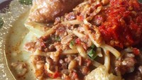 Beberapa penjual menambah mie, suun dan bihun. Sambal yang merah merona bakal bikin lontong ini makin pedas nendang. Foto : Instagram @jajan_medan