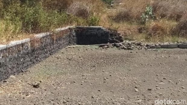Embung di Desa Boto, Kabupaten Semarang yang kering kerontang. 