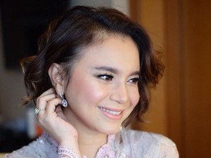 Cantik Bergaun Putih, Rossa Bawakan Nada-Nada Cinta di HUT Transmedia