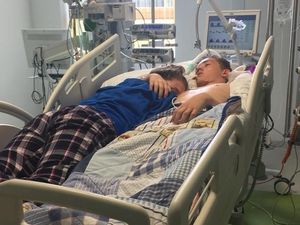 Momen Haru Wanita Peluk Kekasihnya Sesaat Sebelum Meninggal Ini Viral