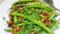 Supaya teksturnya tetap renyah, buncis hanya perlu ditumis sebentar saja dengan minyak. Bisa juga buncis diblansir dengan air mendidih sebelum dicampur tumis daging cincang. Foto : instagram @akhiuk_liliyanti