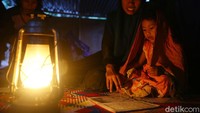 Warga mengaji hanya dengan menggunakan lampu teplok sebagai penerangannya.