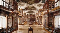 Foto: Abbey library of Saint Gall merupakan perpustakaan tertua yang berada di Swiss. Bangunan ini telah ada pada tahun 937 lho! Perpustakan iini juga salah satu perpustakaan monastik paling awal dan paling penting di dunia yang dibangun oleh St Gall. (Abbey library of Saint Gall)