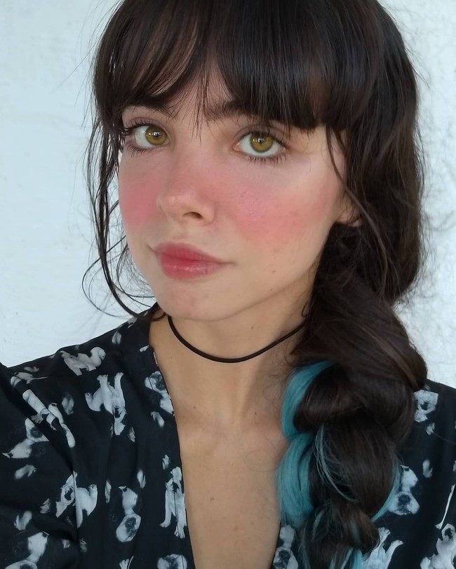 Belum lama ini Driely mengaku kaget bukan kepalang. Melalui Twitter, dia menginformasikan pada para pengikutnya bahwa foto wajahnya yang pernah diunggahnya ke Instagram dicetak di kaus yang dijual sebuah toko di Vietnam. You may think your day was crazy, but I just found out that there’s a store in Asia selling T-shirts with my picture on them,” demikian dia menulis di Twitter. Foto: Instagram