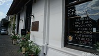 Bangunan dari luar kafe memang tua dan klasik, namun dalamnya serba kekinian (Shinta/detikTravel)
