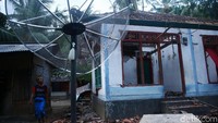 Jendela dan pintu juga rusak sehingga penghuninya meninggalkan rumah.