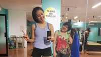 Reunited with ma ozi workout mate in the middle of an unproductive week, tulis lulusan Fakultas Ekonomi Universitas Indonesia tersebut. (Foto: Instagram/talitabw)
